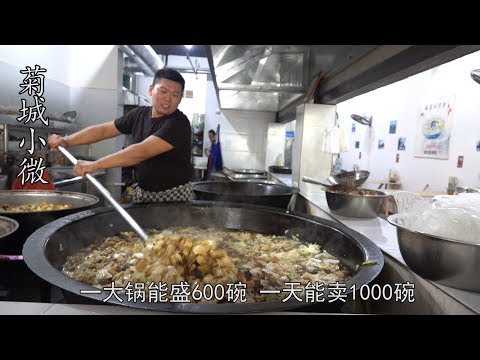 河南农村大锅菜,1.5大锅熬600碗,一中午1000碗不够卖,吃住真美